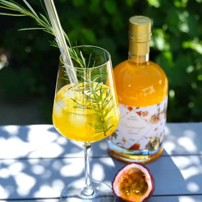 Flasche Fruchtlikör und Blumen