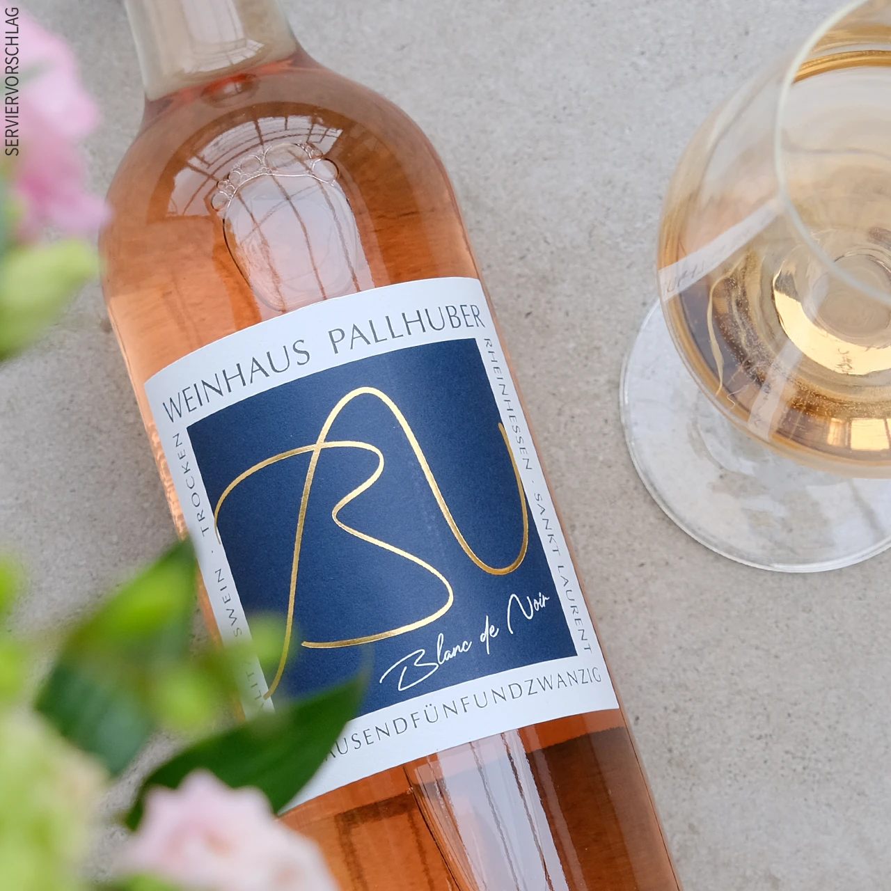 Lassen Sie sich von dem eleganten Design dieses Weins begeistern Blumen und eine Nahaufnahme einer Flasche Blanc de Noir trocken