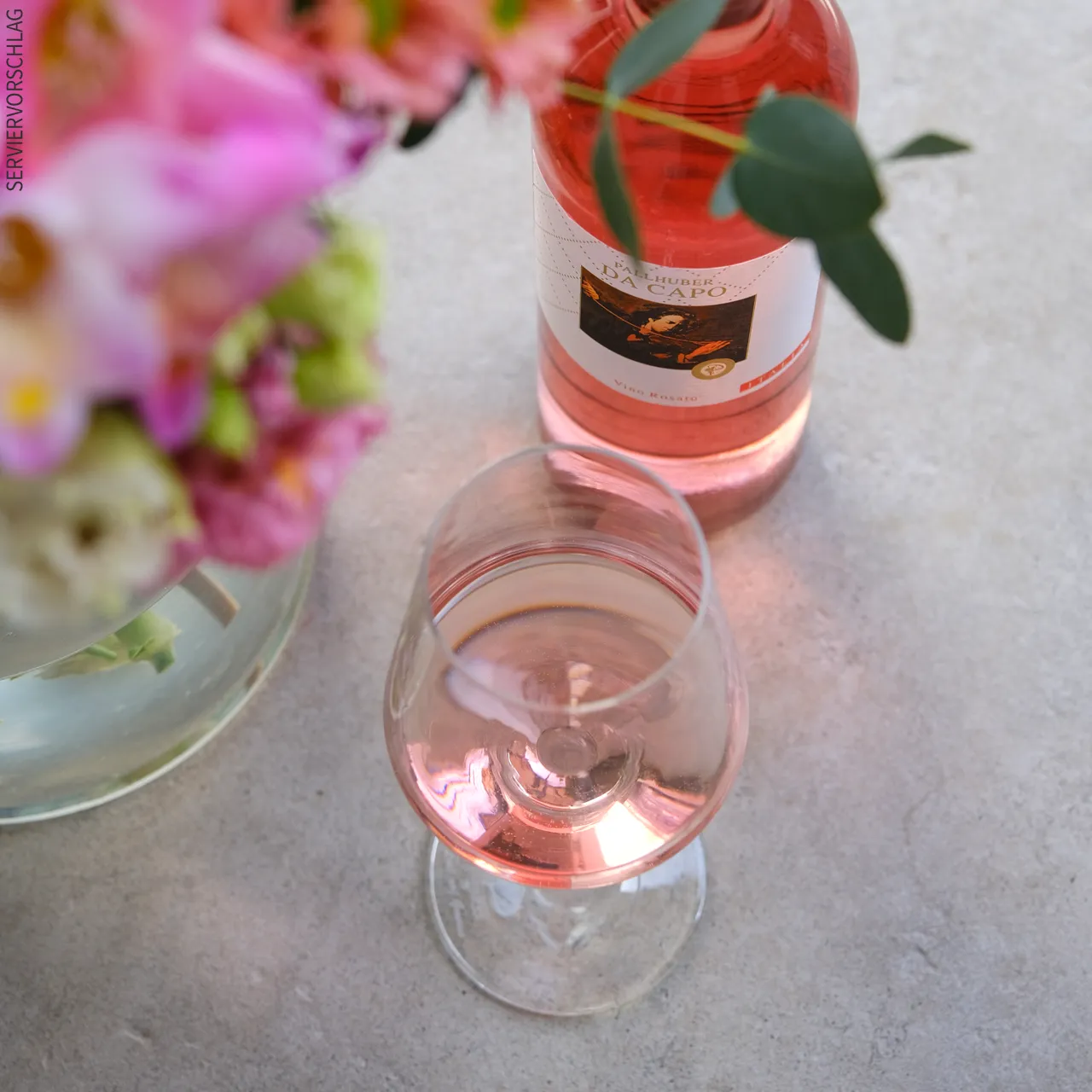 Ein leichter und spritziger Rosé, der nicht nur im Sommer für pure Frische sorgt. Blumen und ein Glas Roséwein