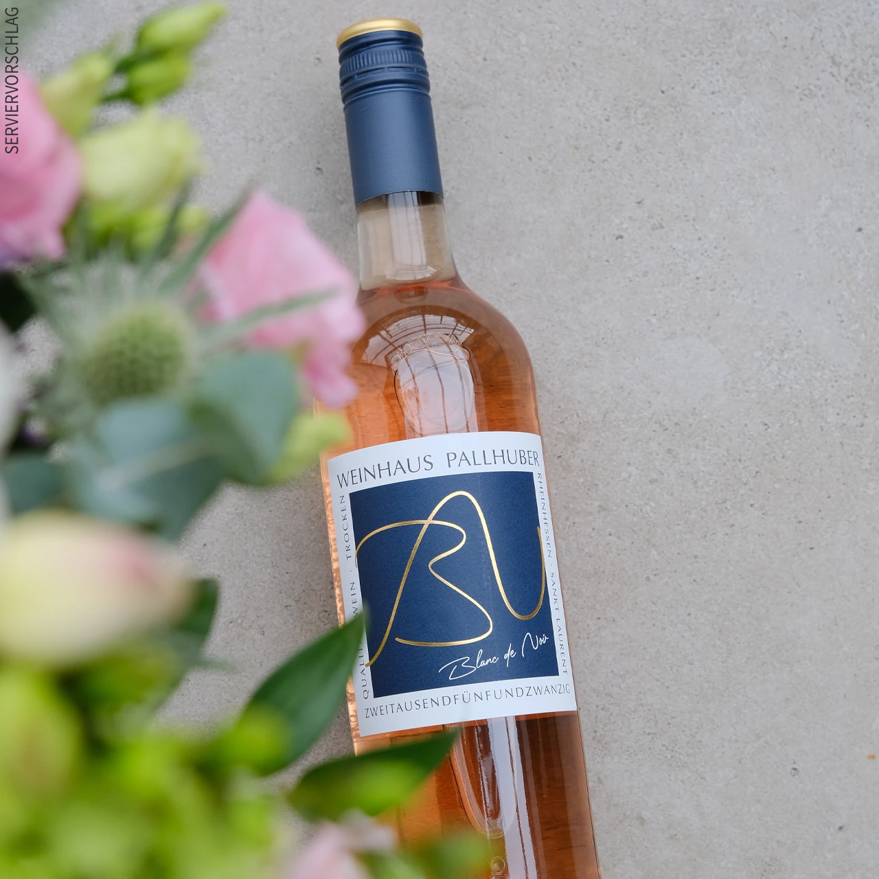 Flasche Wein und Blumen