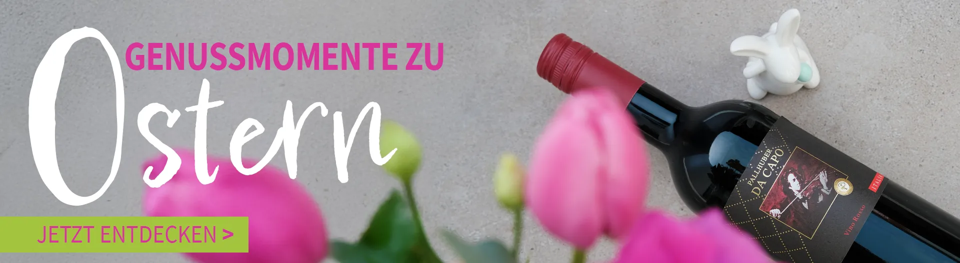 Bestseller Dornfelder Weißherbst ist wieder da! Nahaufnahme der Dornfelder Weißherbst Flasche mit Blumen