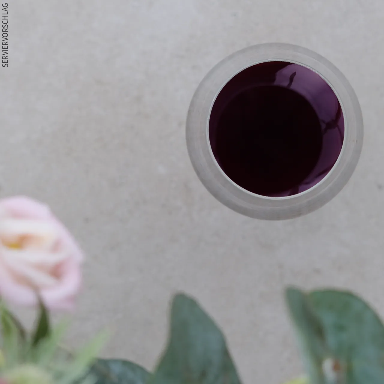 Tiefroter Wein, der die italienische Weinkunst hervorragend widerspiegelt Ein Glas Barolo