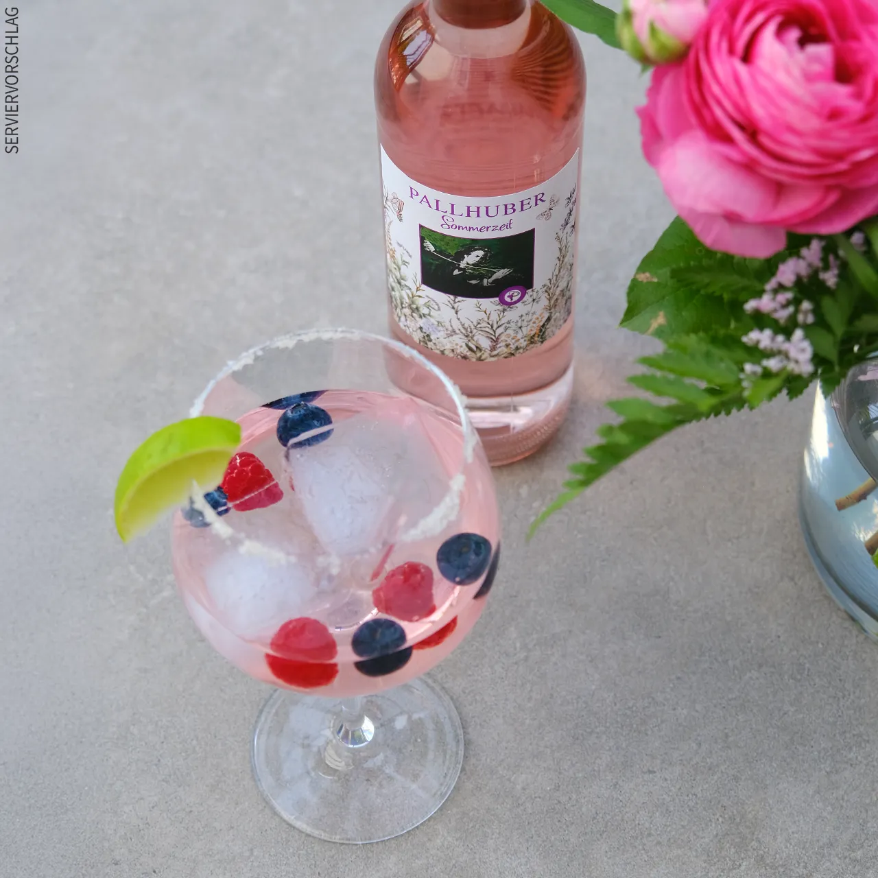 Pallhuber Sommerzeit im Glas mit frischen Waldbeeren und Eiswürfeln