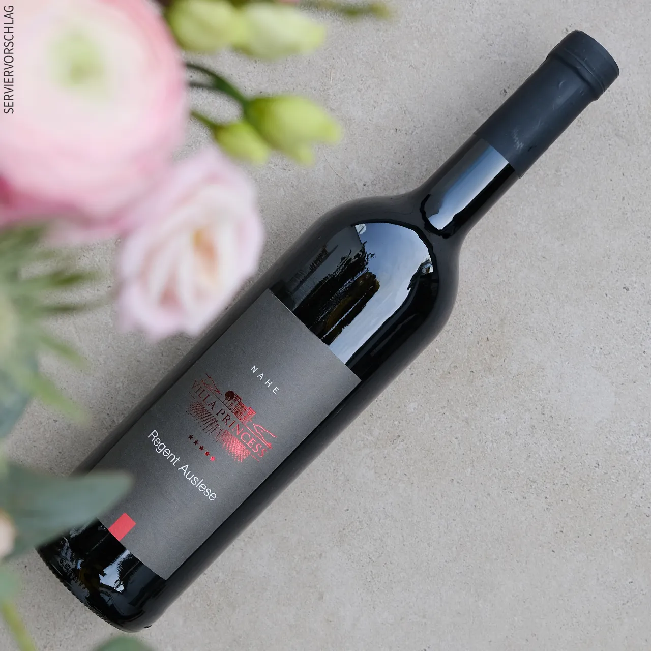 Blumen und eine Flasche Regent Auslese