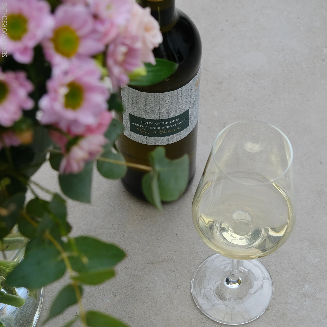 Probieren Sie unseren aromatischen Souvignier Gris Blumen, eine Flasche Wein und ein Glas Weißwein