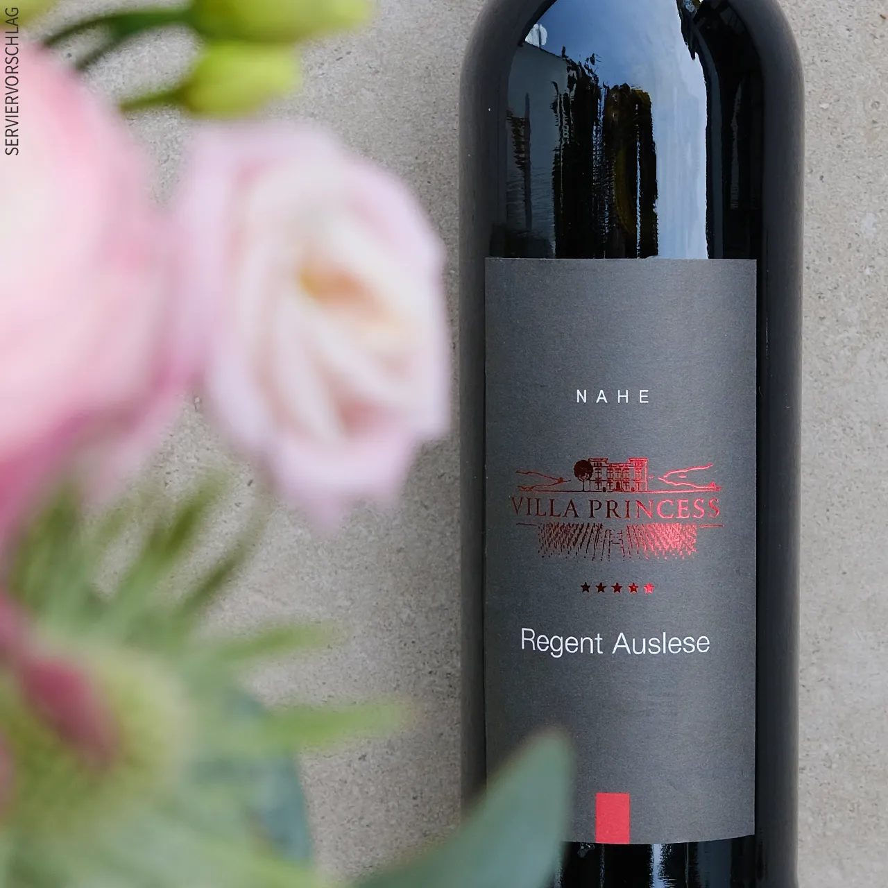 Blumen und eine Flasche Regent Auslese