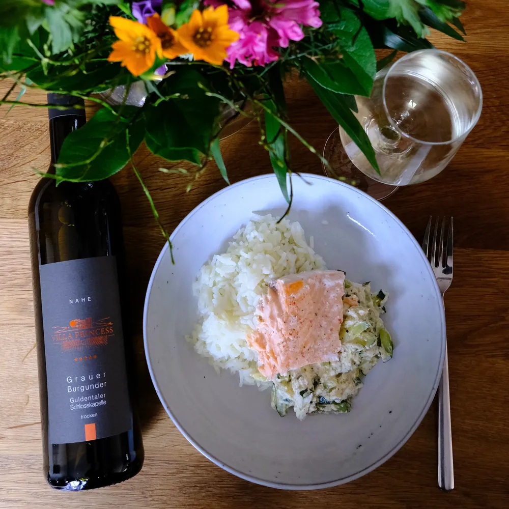 Lachsfilet mit Zucchini auf Reisbett Lachsfilet mit Zucchini auf Reisbett