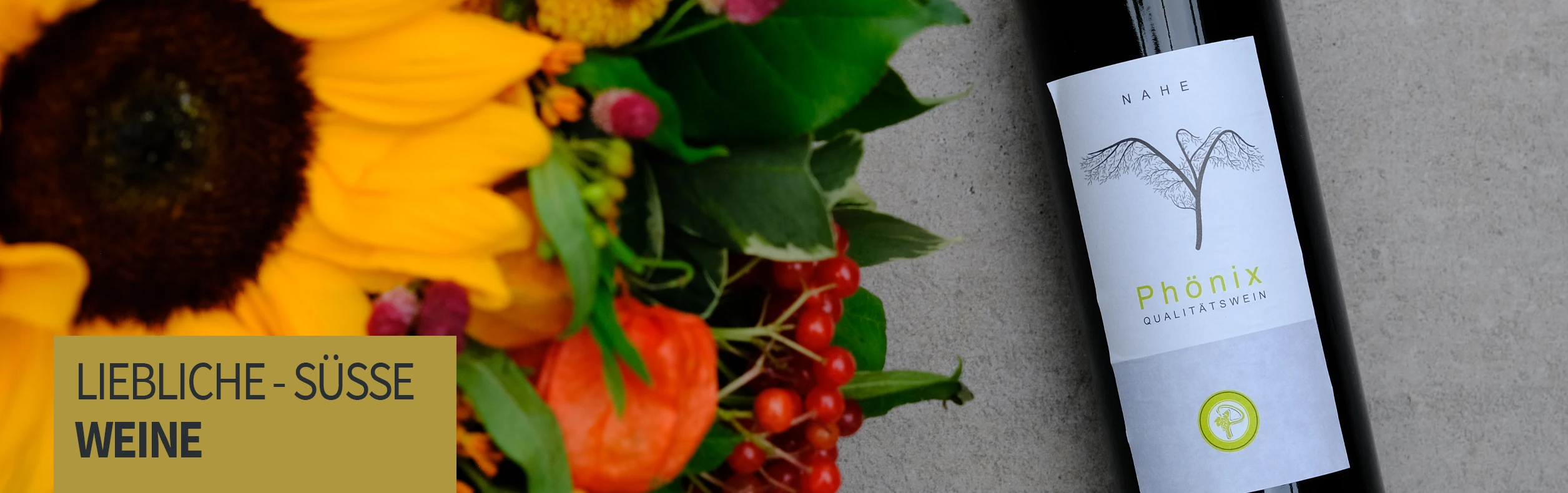 Flasche Wein und Blumen