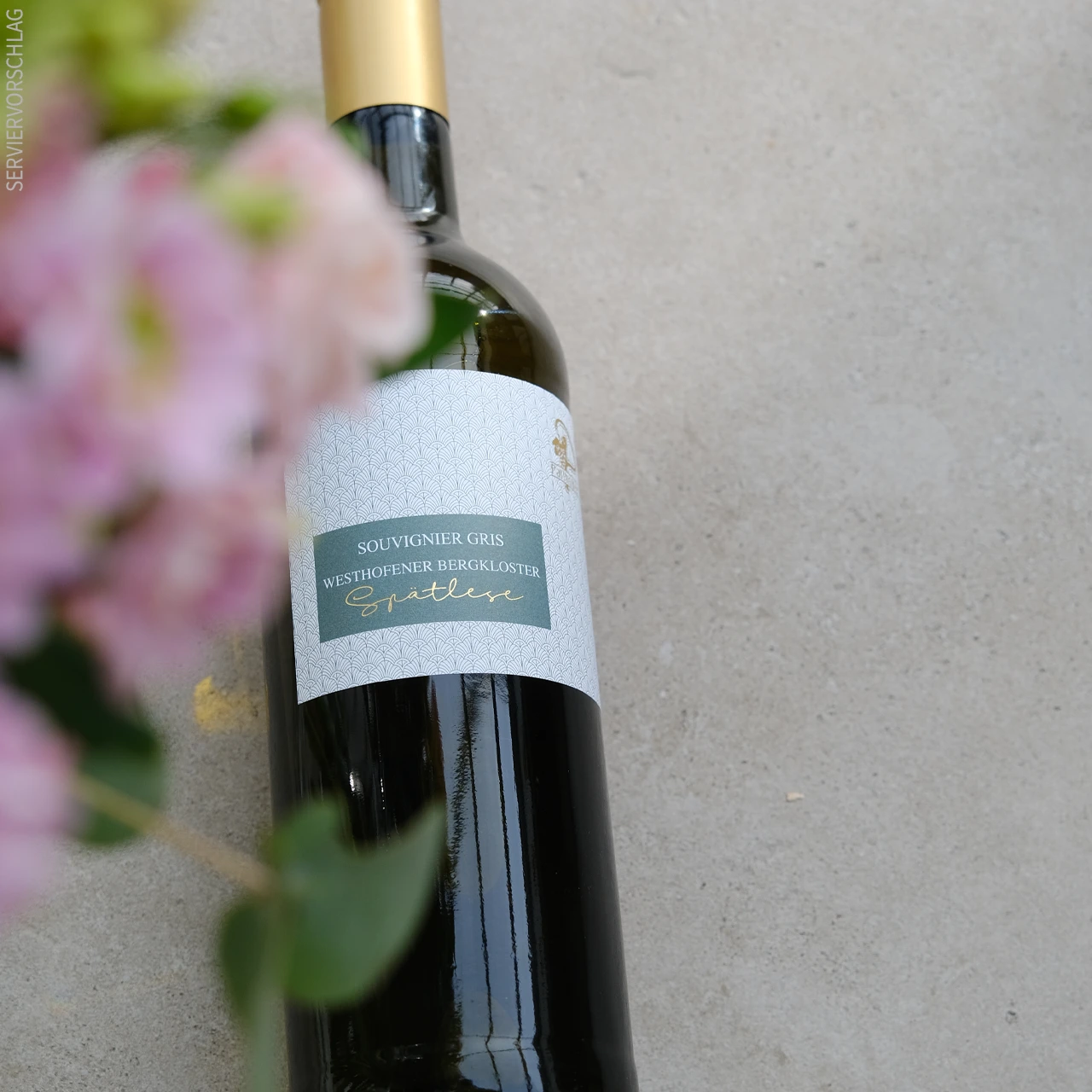 Elegantes Design mit goldenen Akzenten Nahaufnahme einer Flasche Wein