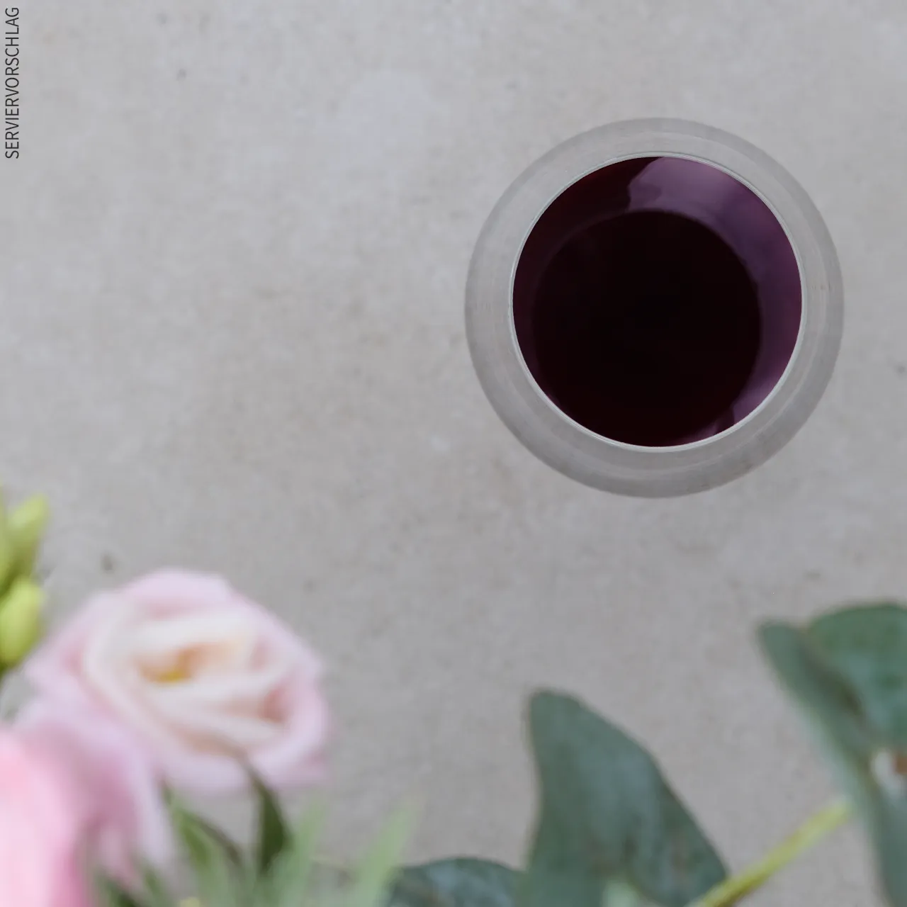 Blumen und ein Glas Primitivo