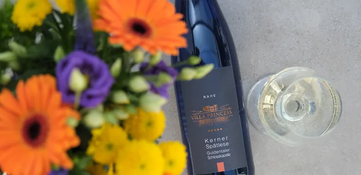Flasche Wein und Blumen