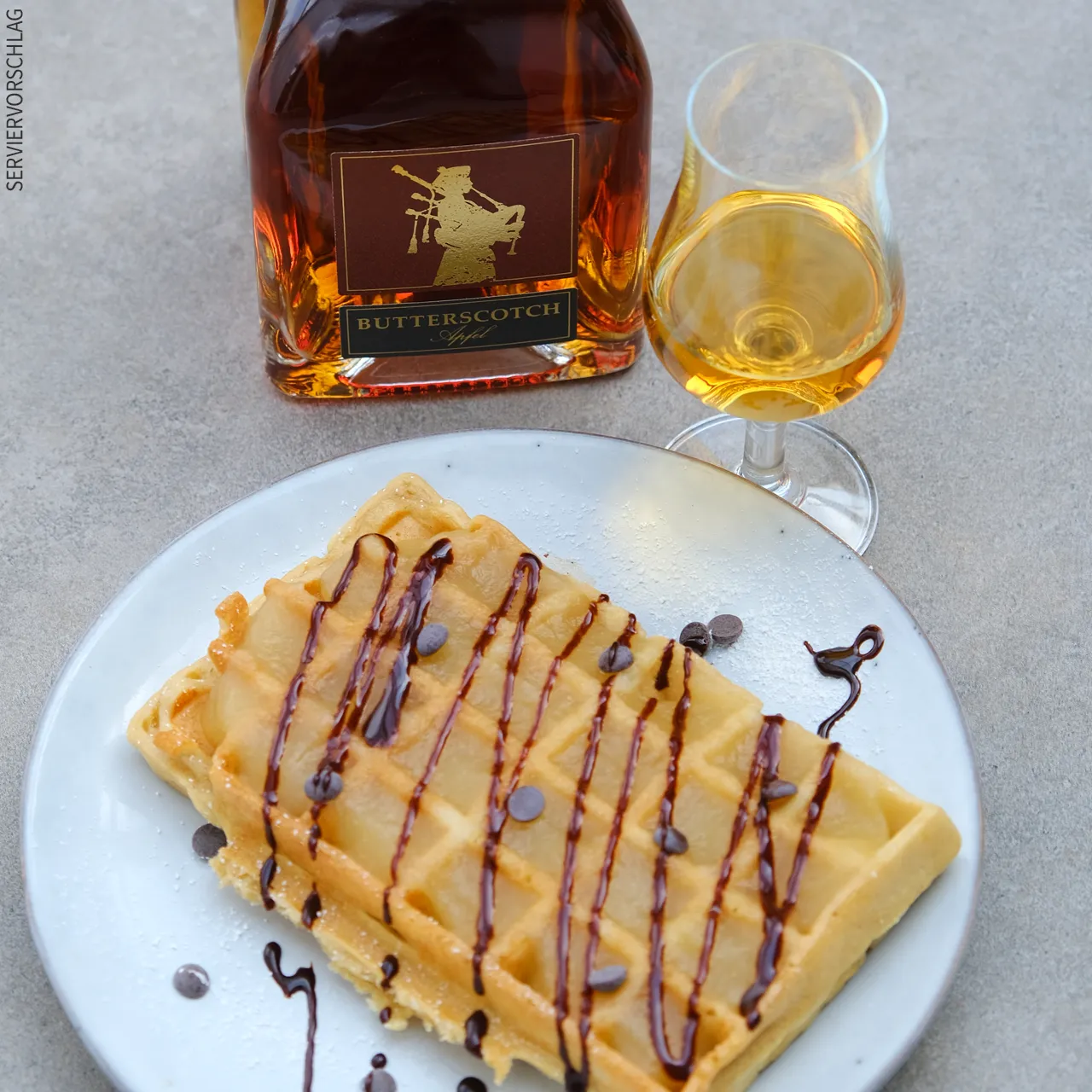 Eine belgische Waffel mit Butterscotch Apfel Likör
