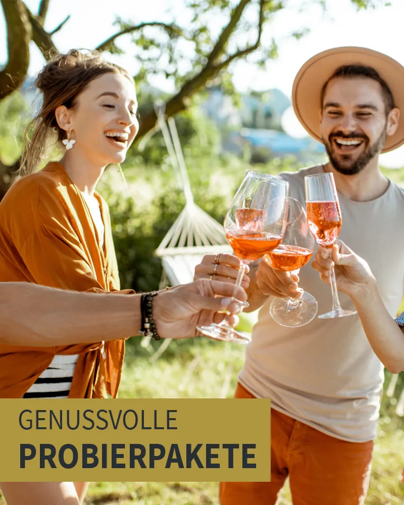 Entdecken Sie unsere Weinpakete und Probierpakete Zwei Menschen genießen Wein