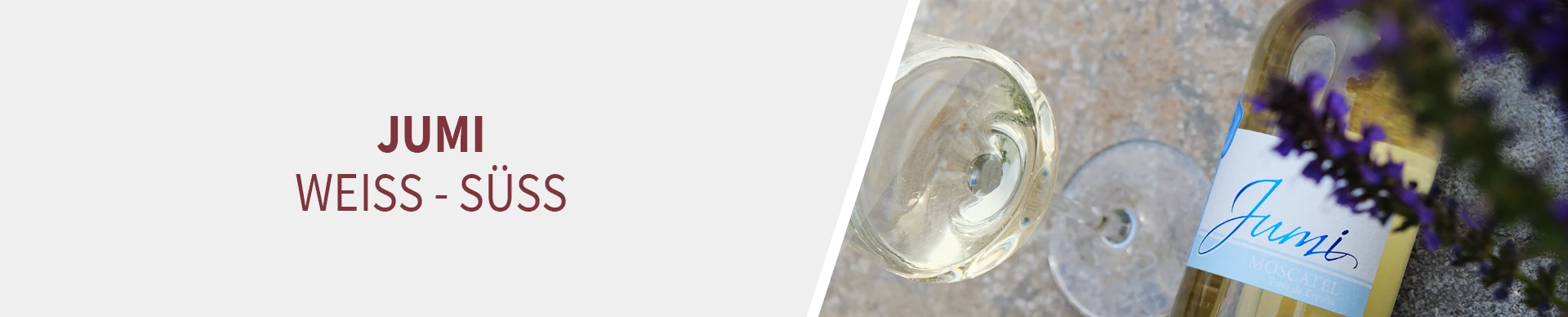 Blumen und eine Flasche Jumi Moscatel Weißwein