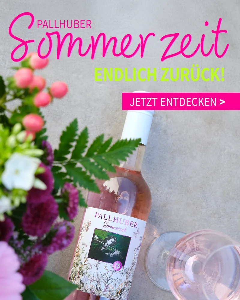 Eine Flasche Pallhuber Sommerzeit mit Blumen