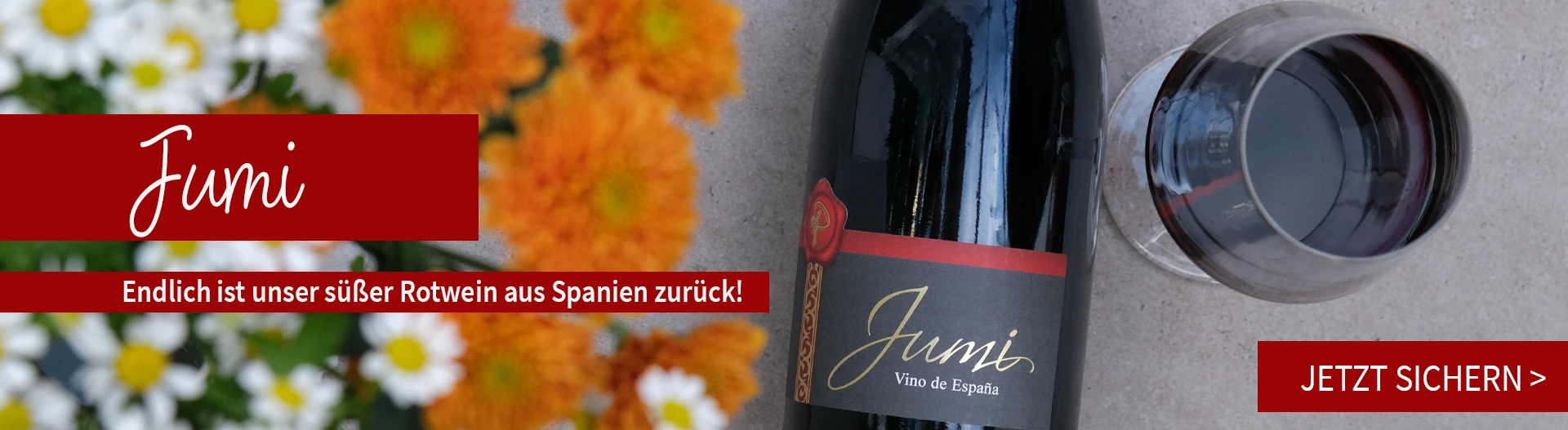 Eine Flasche Helios Spaetlese mit Blumen