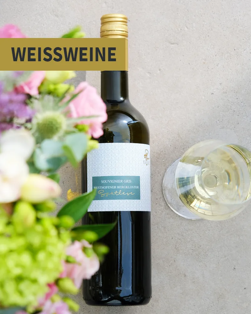 Auf dieser Seite finden Sie unsere Weißweine Eine Flasche Weißwein und ein Glas mit Wein