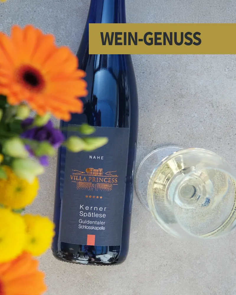 Flasche Wein und Blumen