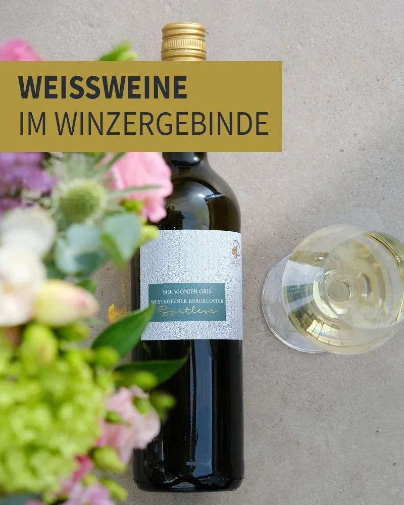 Eine Flasche Weißwein und ein Glas mit Wein