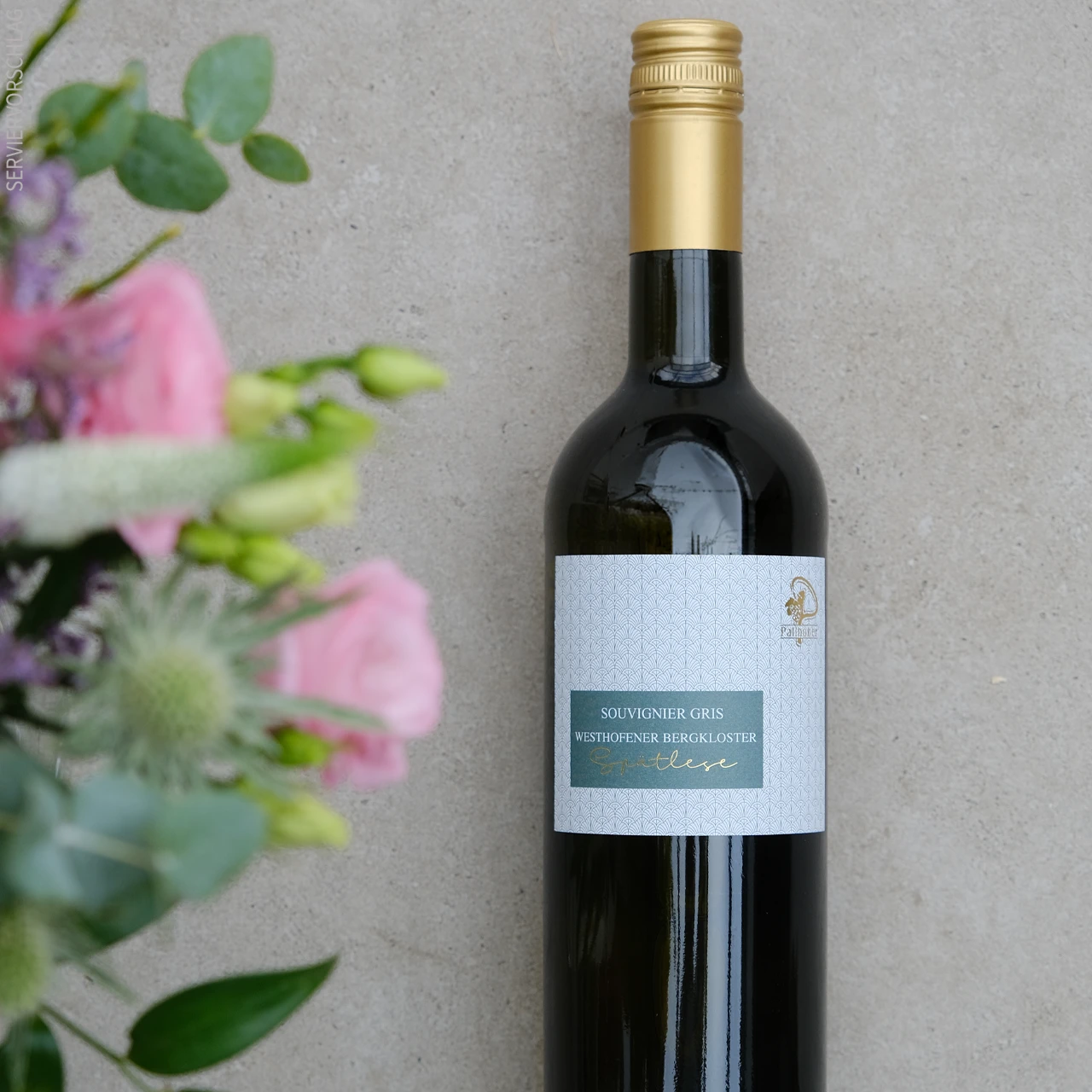 Blumen und eine Flasche Spätlese