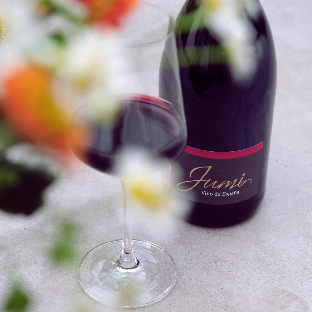Eine Flasche Jumi und ein Glas Rotwein
