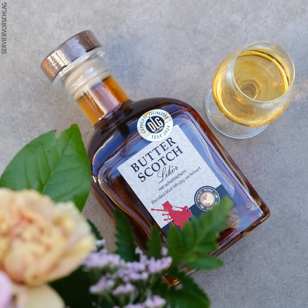 Voller Geschmack mit natürlichen Zutaten! Nahaufnahme einer Flasche Butterscotch Likör und ein Glas Likör
