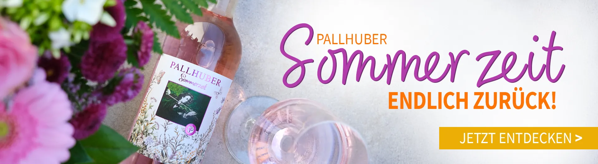 Eine Flasche Pallhuber Sommerzeit mit Blumen