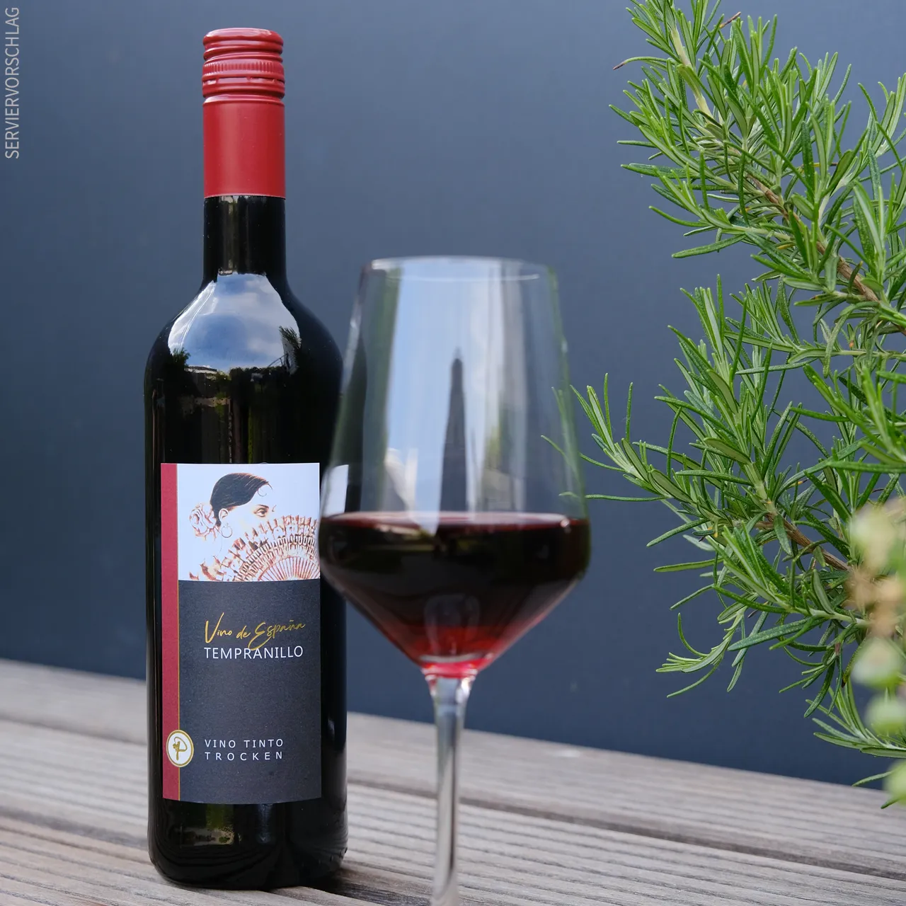 Ein Glas Rotwein und eine Flasche Tempranillo