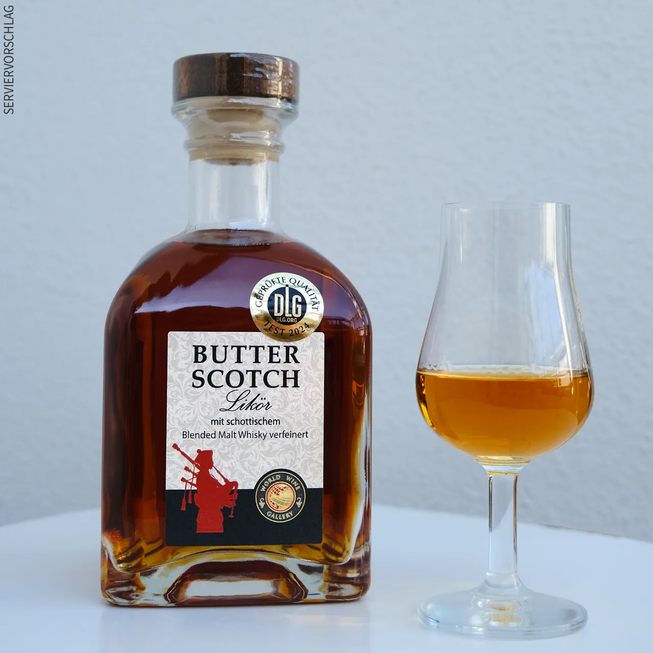 Eine Flasche Butterscotch Likör und ein Likörglas