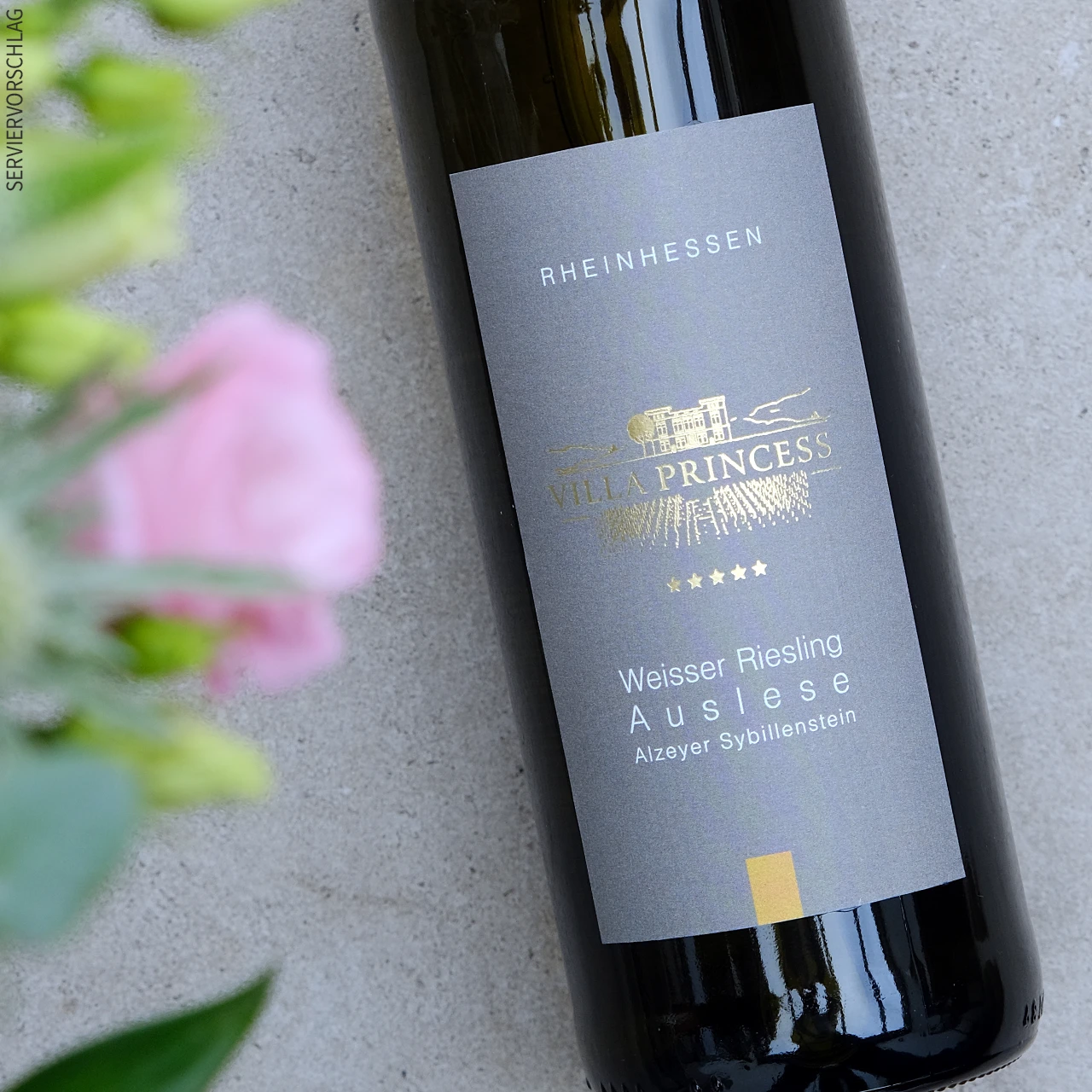 Nahaufnahme einer Flasche Weisser Riesling Auslese