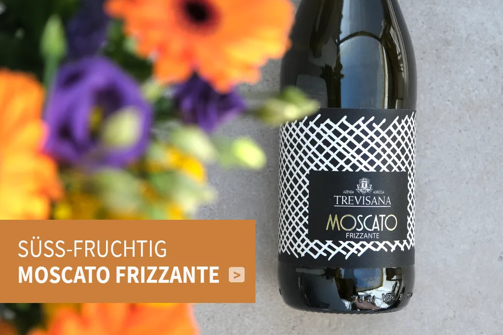 Genießen Sie süß-fruchtigen Moscato Frizzante Flasche Moscato Frizzante und Blumen