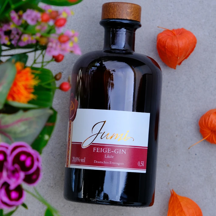 Flasche Fruchtlikör und Blumen