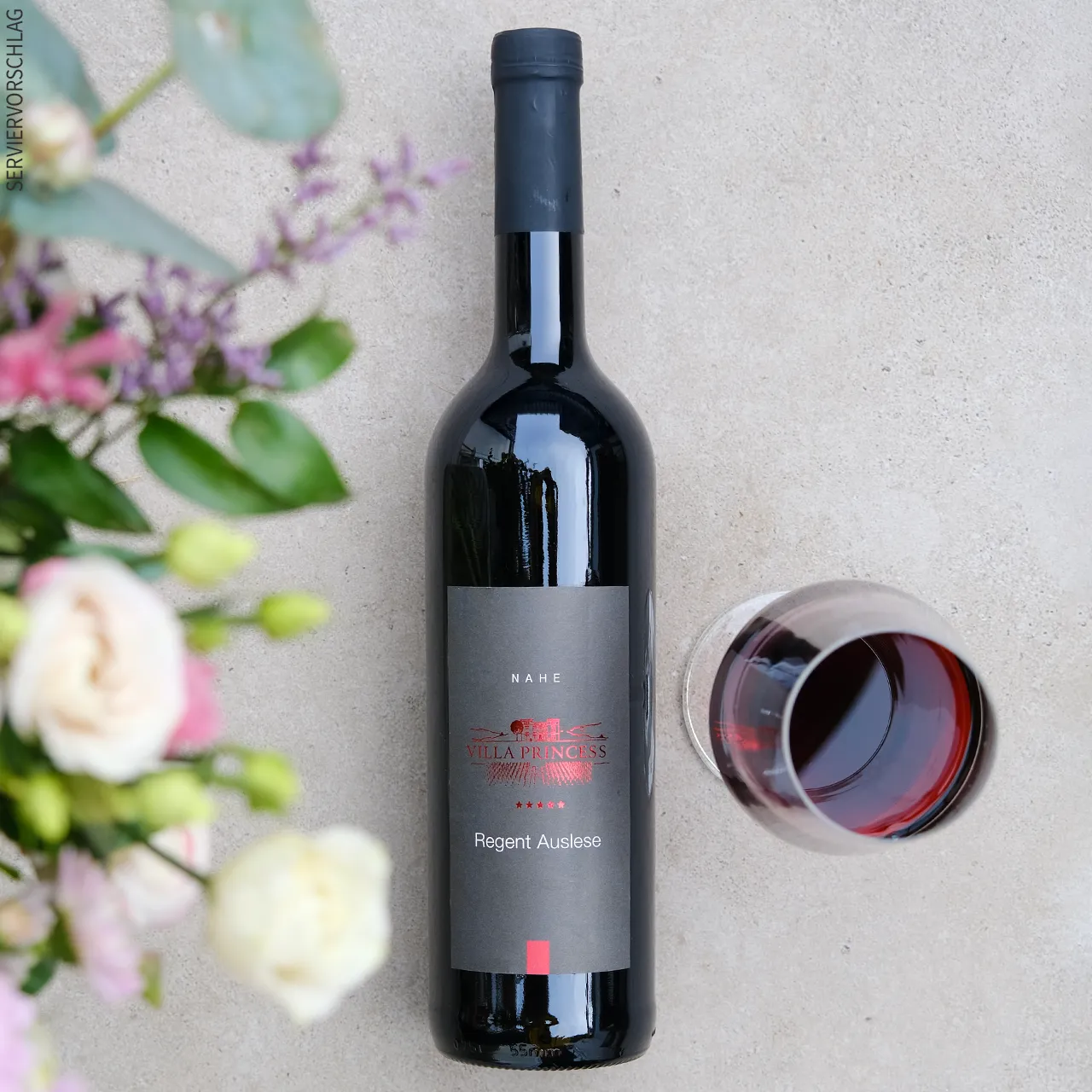 So leuchtend, wie sein Design Blumen, Flasche Regent Auslese und ein Glas Rotwein