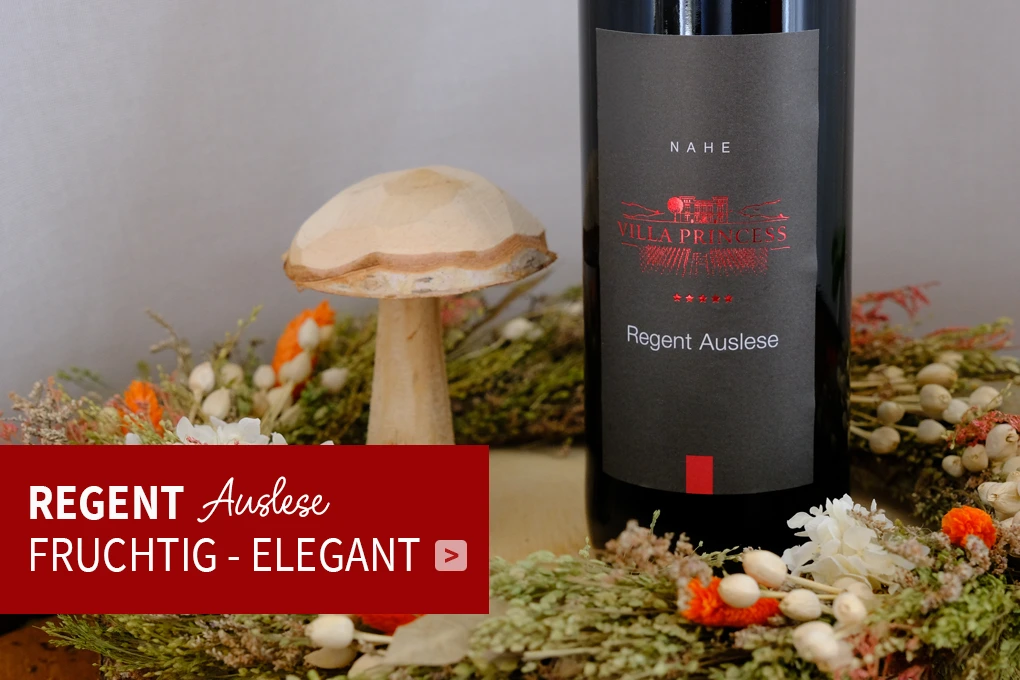 Klicken Sie hier um mehr über unsere Regent Auslese zu erfahren Blumen, eine Flasche Regent Auslese und ein Glas Rotwein