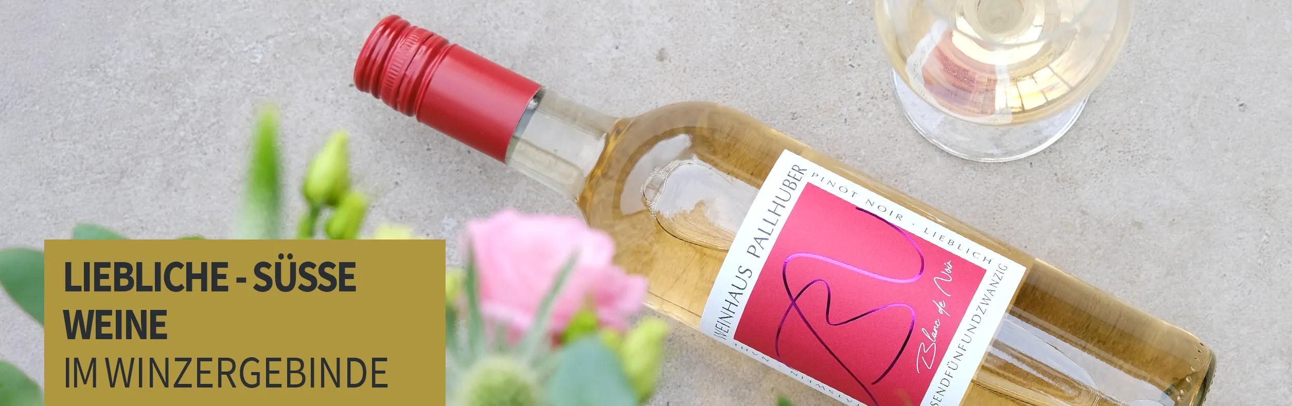 Flasche Wein und Blumen