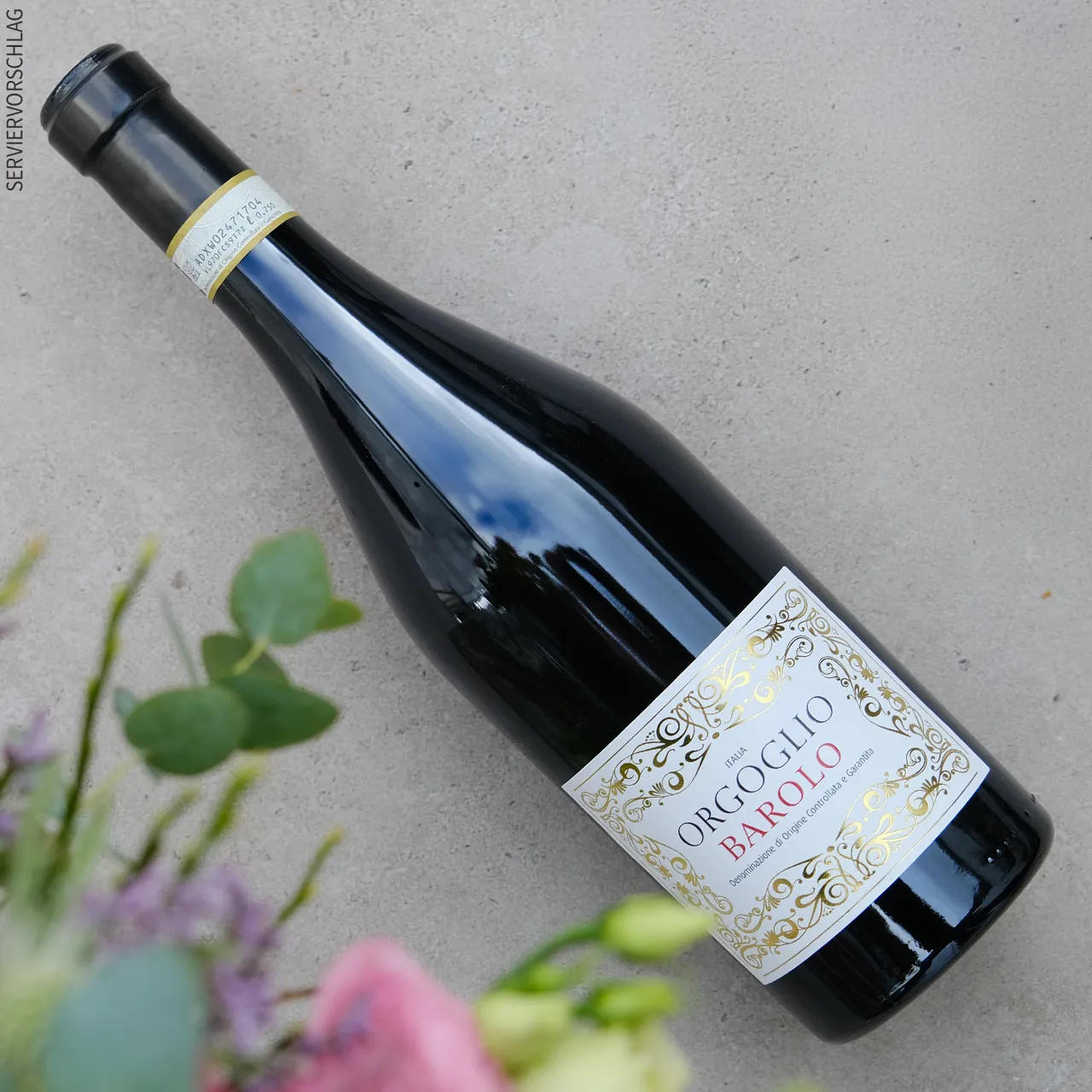 Genießen Sie unseren Barolo Orgoglio Blumen und eine Flasche Barolo
