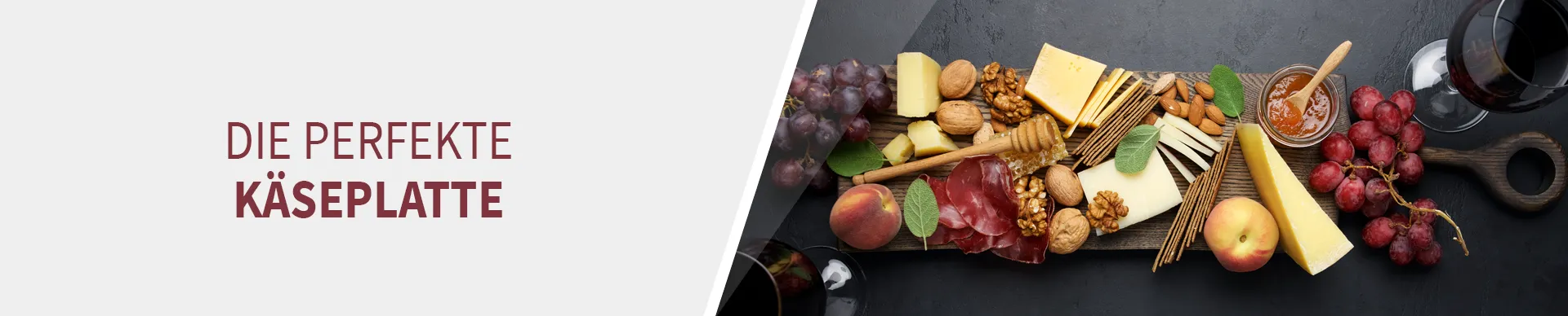 Käseplatte mit Obst und Nüssen