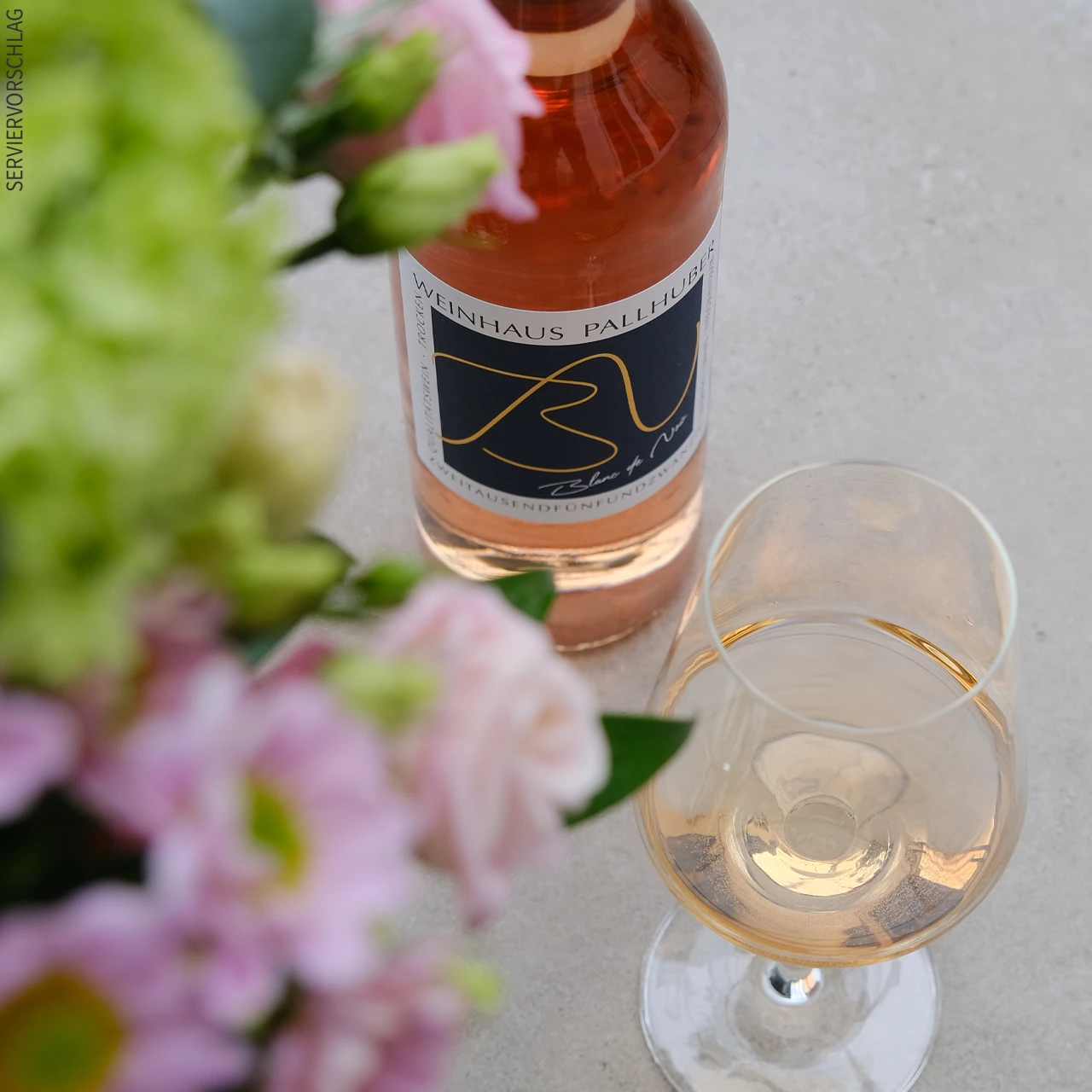 Blanc de Noir, trocken - Genussvoller Wein für jeden Moment Flasche Wein, Weinglas mit Inhalt und Blumen