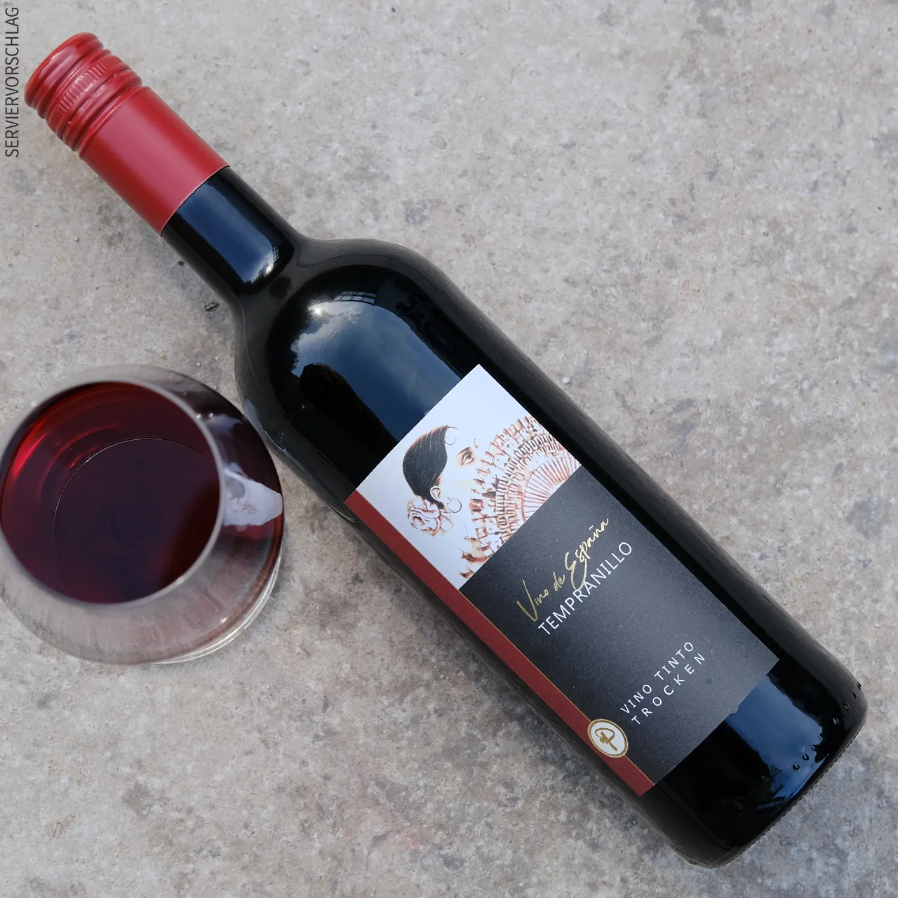 Ein Glas Rotwein und eine Flasche Tempranillo