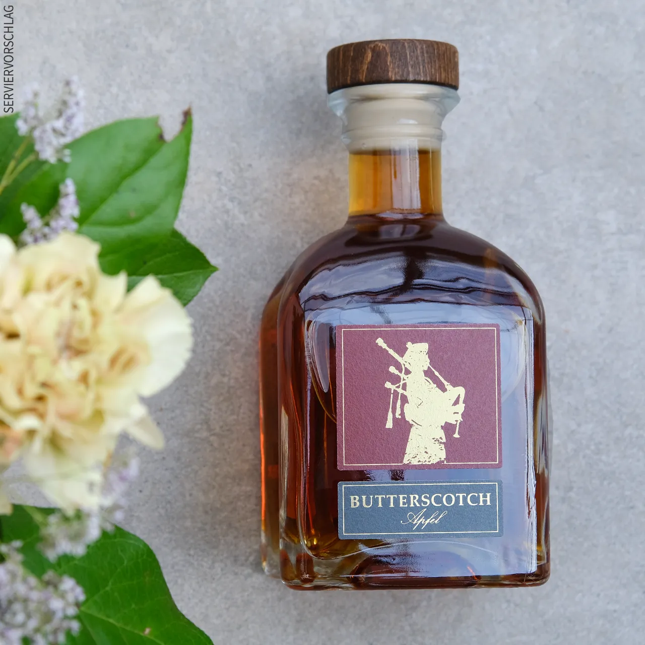 Blumen und eine Flasche Butterscotch Apfel Likör