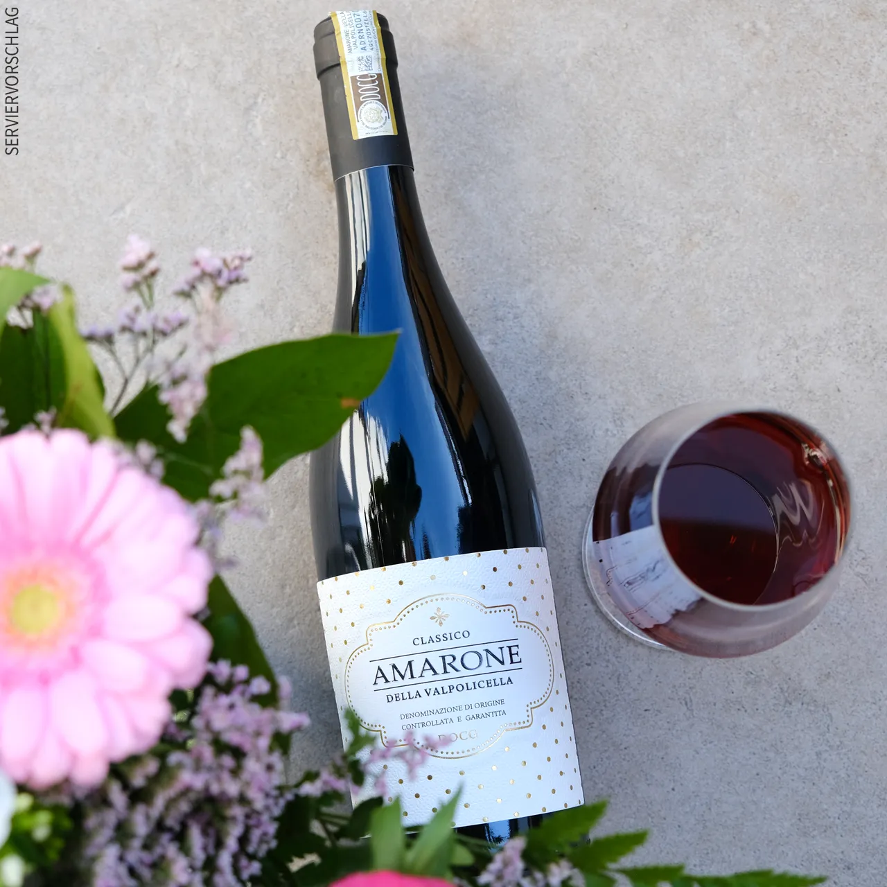 Flasche Amarone und Glas mit Inhalt
