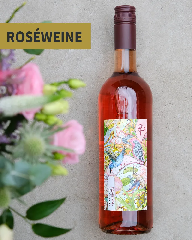 Blumen und eine Flasche Rosewein 