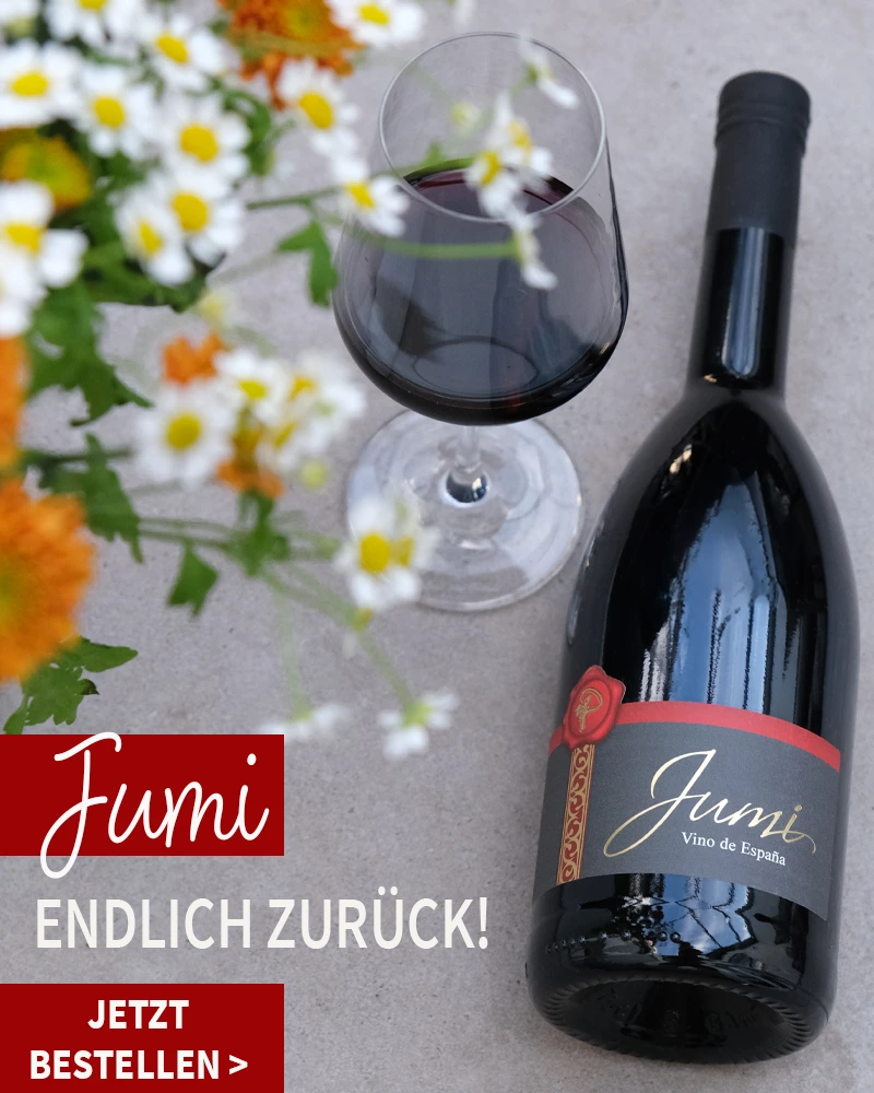 Eine Flasche Helios Spaetlese mit Blumen