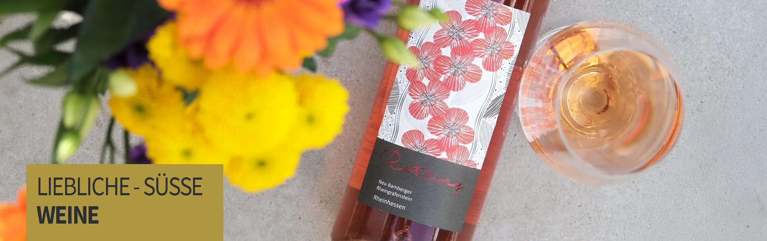 Flasche Wein und Blumen