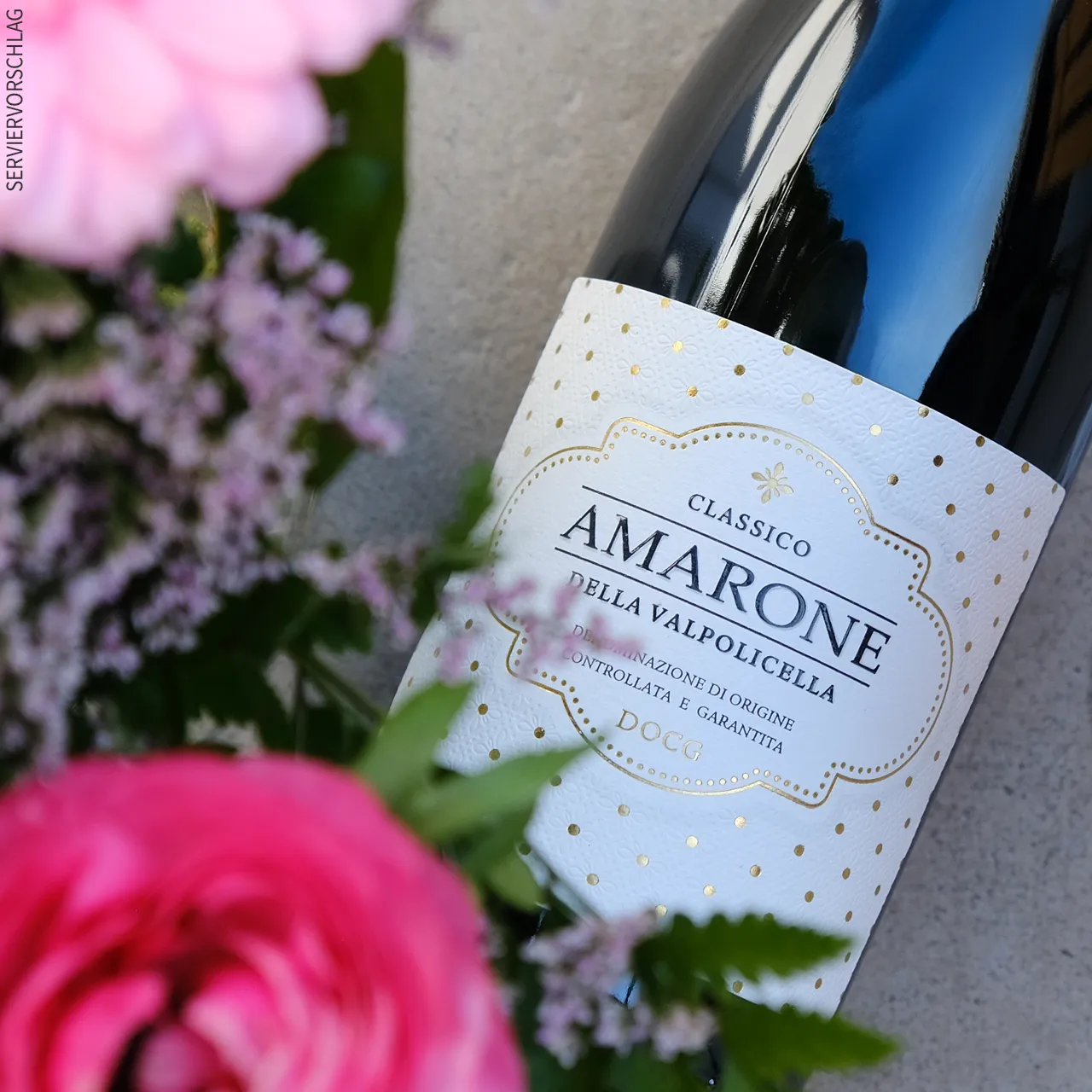Amarone - Beeindruckend im Geschmack Blumen und eine Flasche Amarone