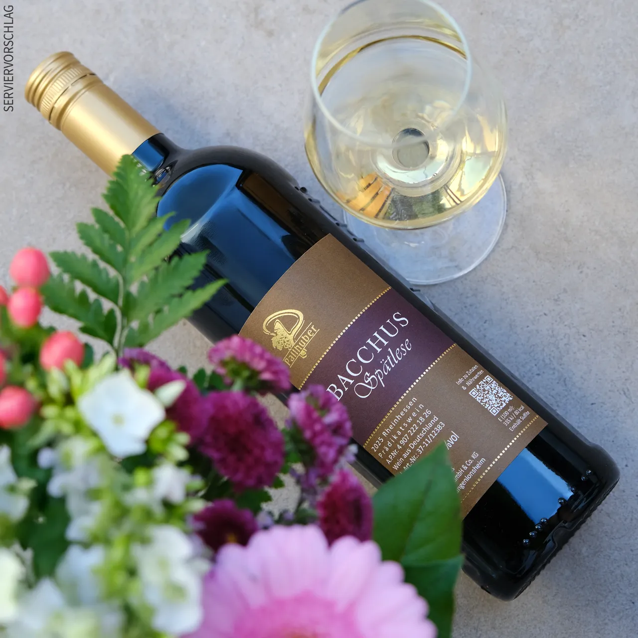 Blumen und eine Flasche Bacchus Spätlese