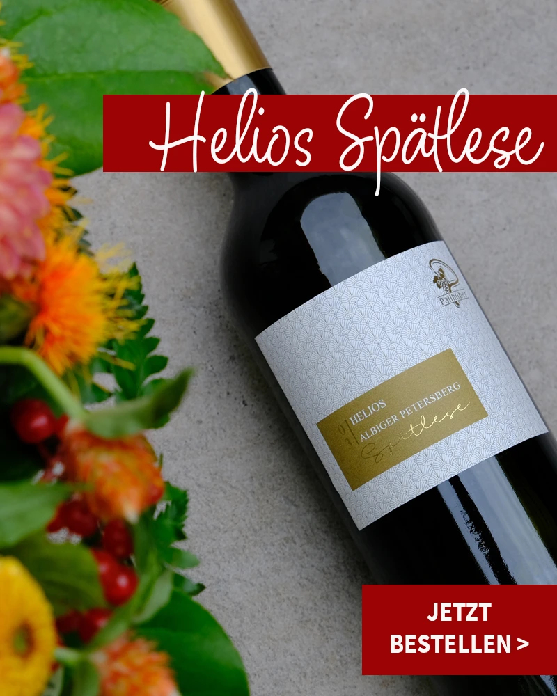 Spätlese Genuss aus der Heimat Eine Flasche Helios Spaetlese mit Blumen