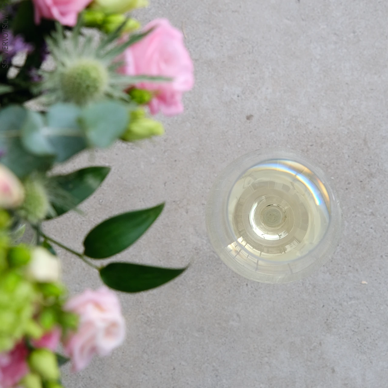 Die Weisser Riesling Auslese vom Alzeyer Sybillenstein aus Rheinhessen verführt schon beim Einschenken mit einem hellen Strohgelb, dass im Glas leuchtet. Ein Glas Weisser Riesling Auslese und Blumen